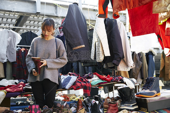 享受跳蚤市场的妇女图片