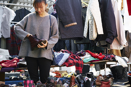 逛跳蚤市场的女士图片