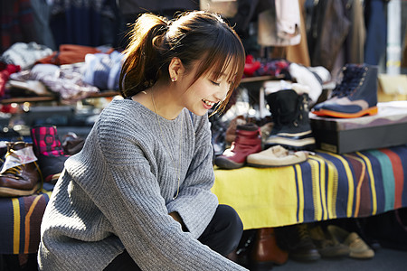 买衣服的女人背景