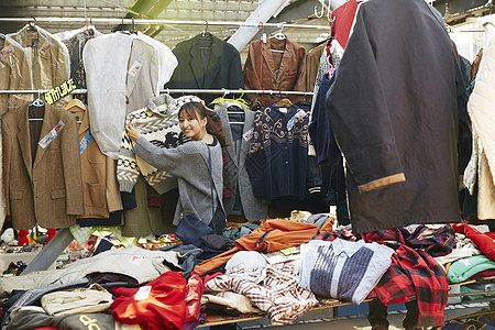 在衣服批发市场买衣服的女孩高清图片