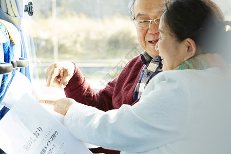 旅游巴士里的年长游客图片