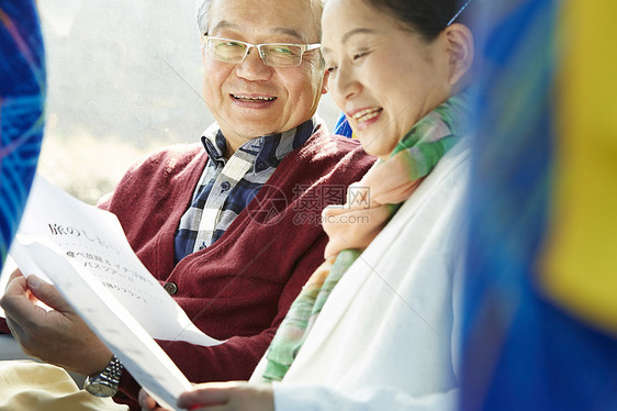 老年夫妇在巴士上看旅游计划图片