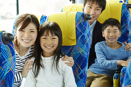 一家人坐在旅游巴士上图片