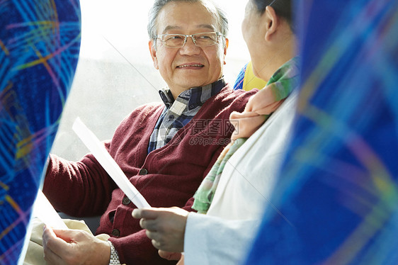 老年夫妇在巴士上看旅游计划图片