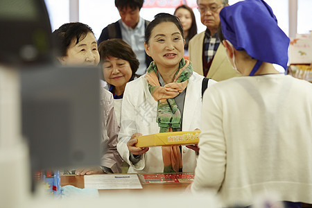 购物消费的女性图片