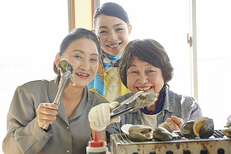  夹扇贝的女性图片