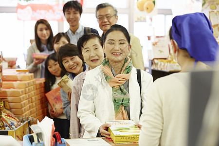 老年妇女逛纪念品店结账图片