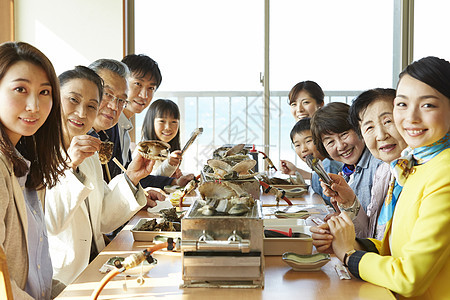 游客们一起吃海鲜大餐图片