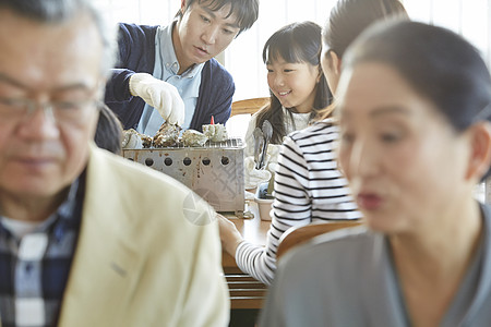 游客午餐吃海鲜图片