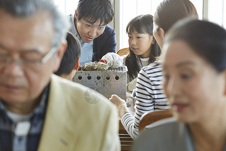 游客午餐吃海鲜图片