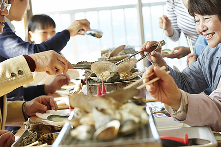 游客午餐吃海鲜图片