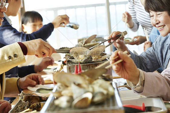 游客午餐吃海鲜图片