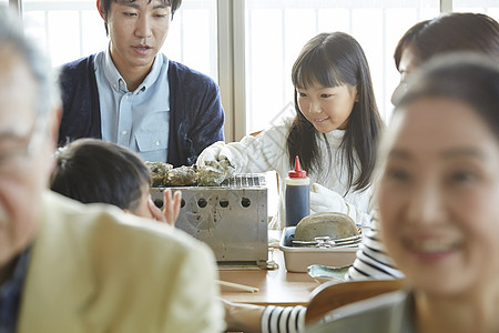 游客午餐吃海鲜图片