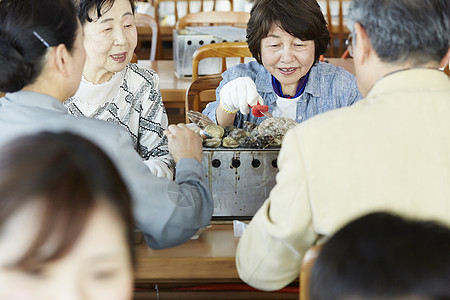 老年旅客在餐厅挑选食物图片