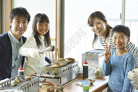 一家人旅游午餐吃海鲜图片