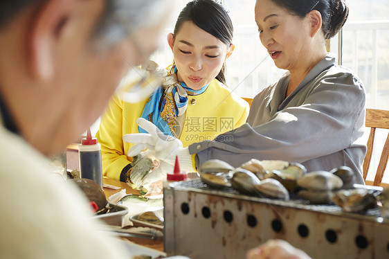 旅游向导带着旅游团一起吃午餐图片