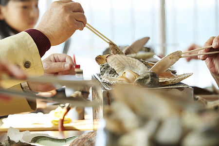 游客午餐吃贝类海鲜图片