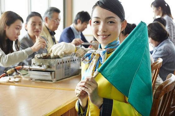 向导带着游客吃海鲜烧烤图片