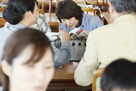 游客在海鲜餐厅用餐图片