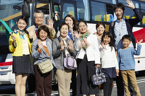 女生导游欢迎下车的旅客图片