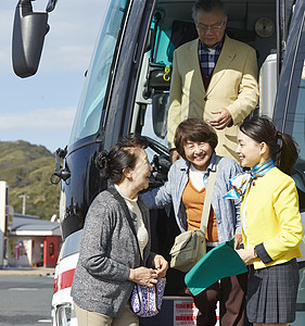 女生导游欢迎下车的旅客图片