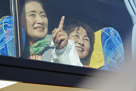 开心的看向窗外的年长乘客图片
