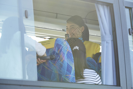 旅游巴士上微笑的年轻导游图片