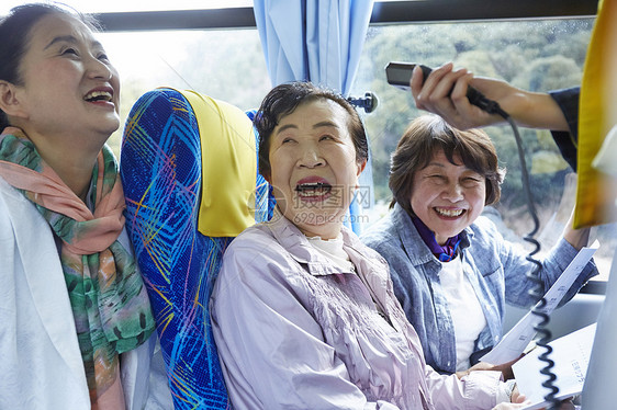 乘坐巴士旅游开心的乘客图片