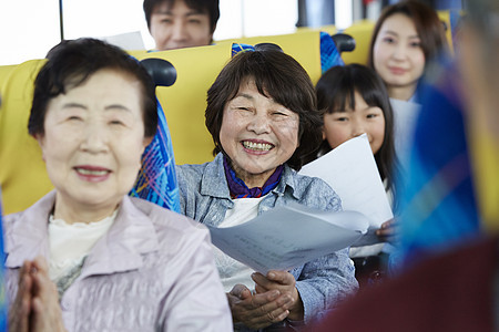 乘坐巴士旅游开心的乘客图片