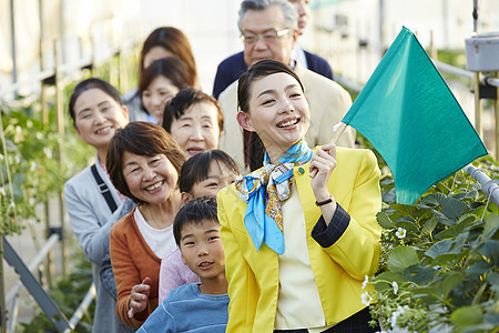 跟随导游参观草莓园的游客图片