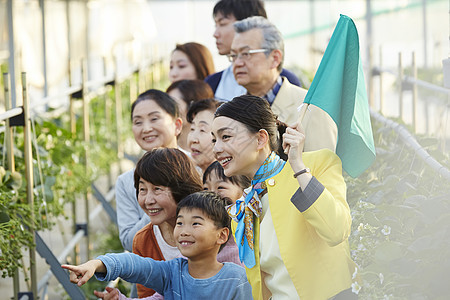 导游带领旅客来到了草莓园图片