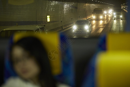 夜晚巴士上的旅客模糊图片