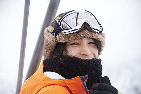 佩戴滑雪装备微笑的男青年图片