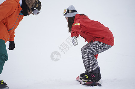 准备滑雪的情侣图片