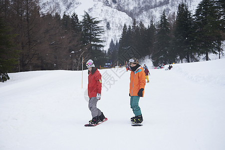 滑雪胜地滑雪的年轻夫妇图片
