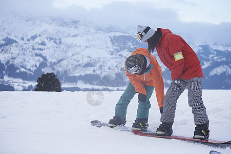 滑雪场滑雪的情侣图片