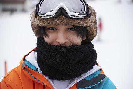 身穿滑雪服的年轻男人图片