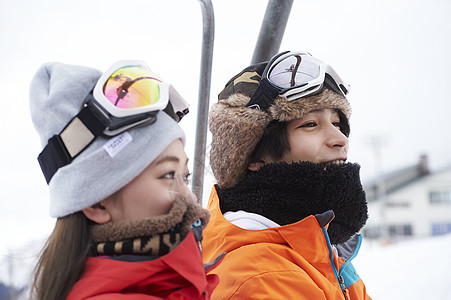 身穿滑雪服的年轻男女图片