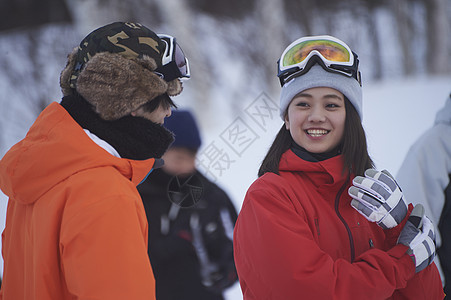 身着滑雪服装的情侣图片