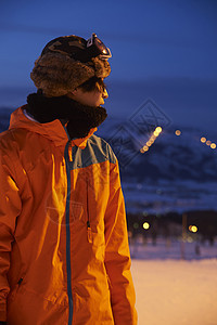 晚上身着滑雪服装的男孩图片