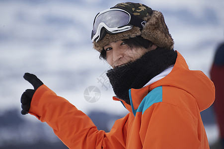 身着滑雪服装的男孩图片