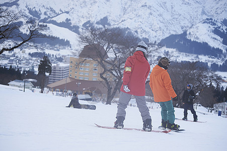 滑雪场地上的情侣图片