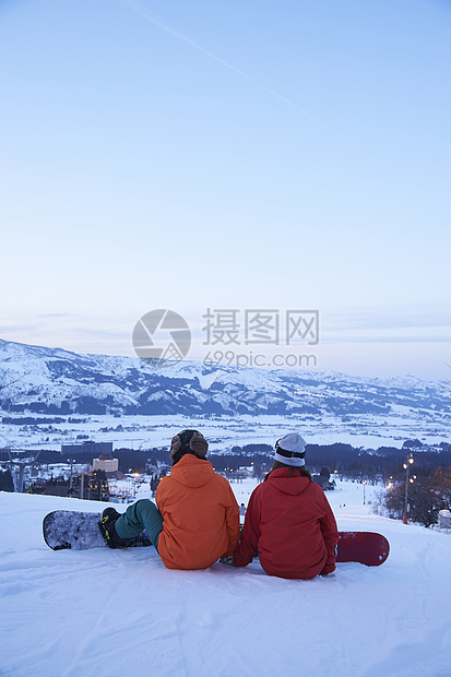 滑雪场上席地而坐的情侣图片