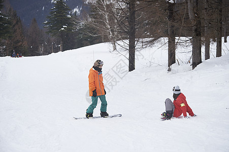 滑雪场地上的情侣图片