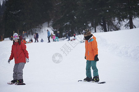 滑雪场地上的情侣图片