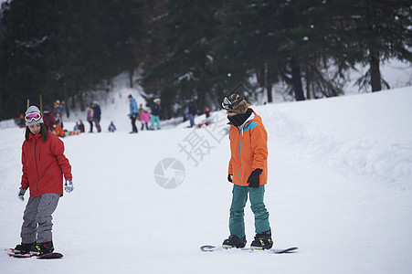 滑雪场地上的情侣图片