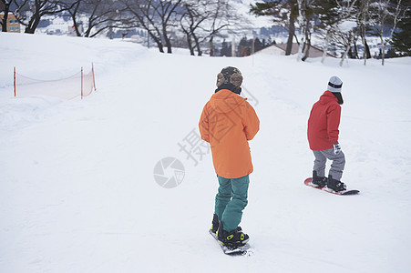 滑雪场地上滑雪的情侣图片