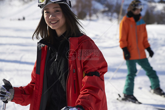  单人滑雪的女性图片