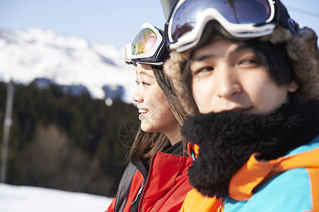  一对夫妇乘坐滑雪缆车图片