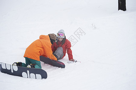 滑雪的一对情侣高清图片